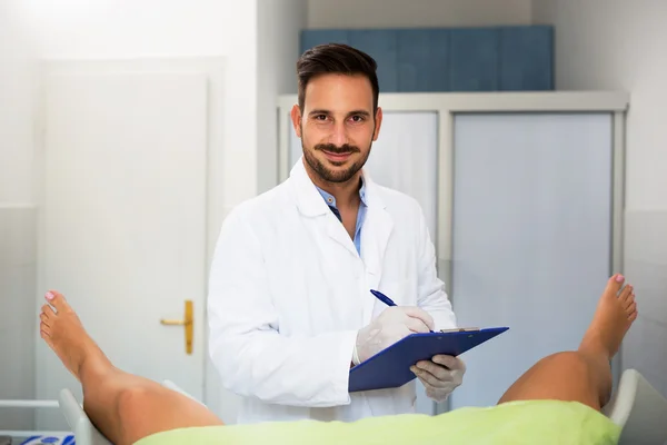 Dokter pria muda ginekolog memeriksa pasiennya — Stok Foto