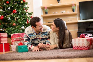 Sevgi dolu çift birbirine Noel ağacının yanında bakarak