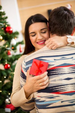 Koca bir Noel holida için eşi için bir hediye vermek