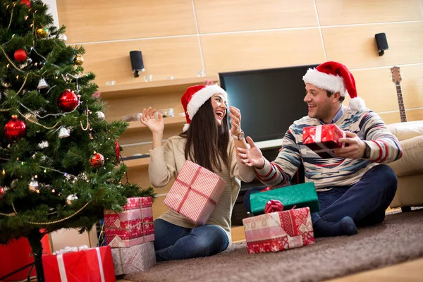 Couple attend avec impatience le Nouvel An et les vacances de Noël — Photo