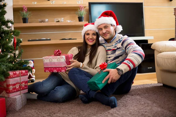 Beau couple heureux célébrant les vacances de Noël — Photo