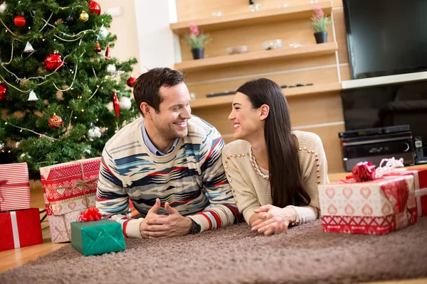 Couple aimant se regardant près du sapin de Noël — Photo