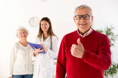 Komuta sizde onun karısı ve arka planda doktor gülümseyen