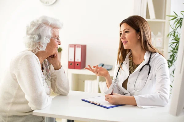 Dokter menjelaskan diagnosis untuk pasien wanitanya — Stok Foto
