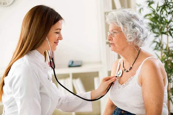 Senior vrouw een bezoek aan een arts — Stockfoto