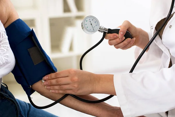 Female doctor checking blood pressure of senior woman, closeup — Stock Photo, Image