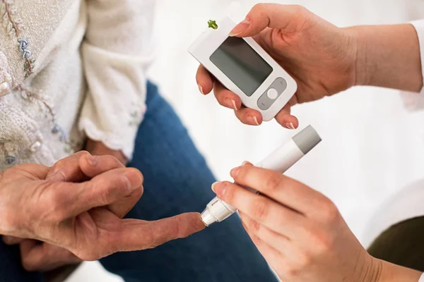 Médico fazendo exame de sangue diabetes na mulher idosa, close-up — Fotografia de Stock