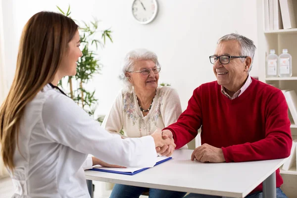 Pasien senior yang tersenyum berjabat tangan dengan dokter — Stok Foto