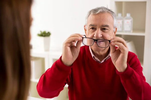 年配の男性患者は、視度の眼鏡 aftere 変更 — ストック写真