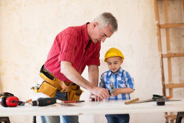 Dede ve torunu ahşap bir garaj ile çalışma