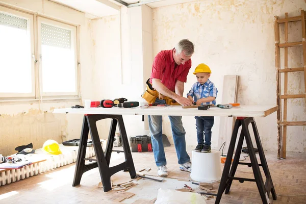 Abuelo y nieto trabajando con madera — Foto de Stock