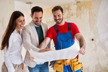 Genç çift evlerinin planları ile çalışan arıyorsunuz