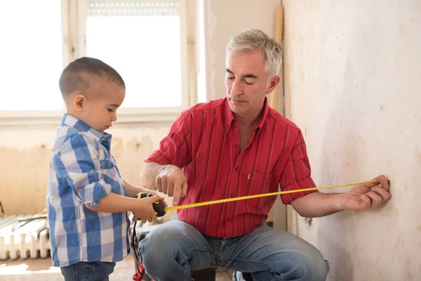 Nieto aprende de su abuelo pasa por alto el medidor — Foto de Stock