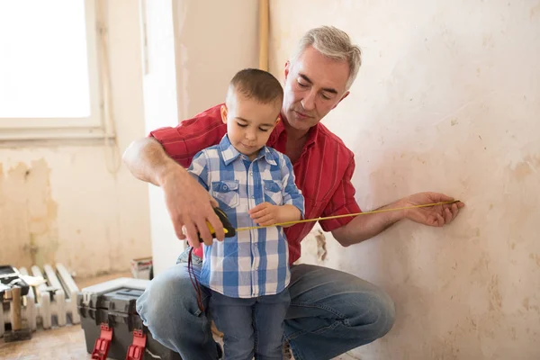 Sonson lär sig från hans farfar har utsikt över mätaren — Stockfoto