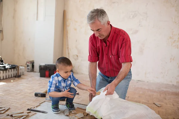 Petit-fils aide son grand-père dans la collecte de vieux parque — Photo