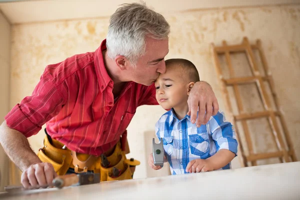 Gentil abuelo está abrazando y besando a su nieto asistente — Foto de Stock