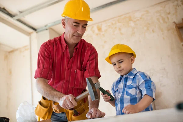 Il nipote sta aiutando il nonno nel laboratorio di un falegname — Foto Stock