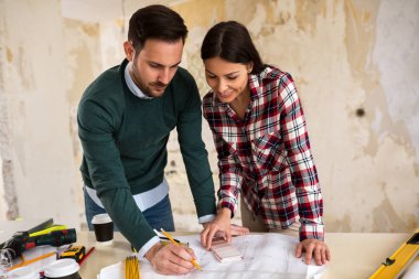 Takım planları hakkında tartışmaya mimar