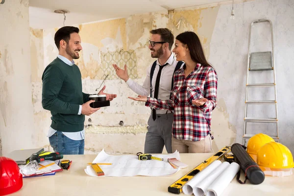 Omtänksam kollega ger kaffe för hans team av ingenjörer — Stockfoto