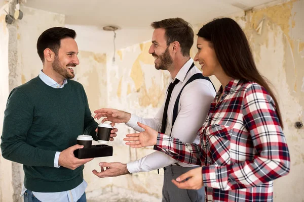 Un colega cariñoso trae café para su equipo de ingenieros — Foto de Stock