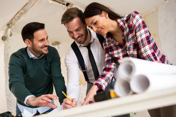 Trabalho de equipa. Três jovens arquitetos trabalhando em um projeto — Fotografia de Stock