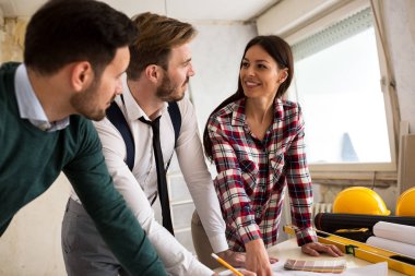 Ekip çalışması. Bir projede çalışan üç genç mimarlar