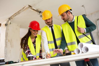 Üç arhitects birlikte çalışan inşaat proje sitesi