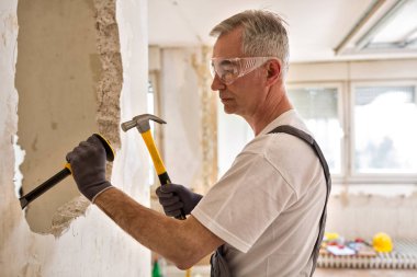 İşçi Oluşturucuyu aracıyla duvar yıkmak