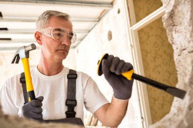 İnşaat komuta sizde çekiç kullanarak