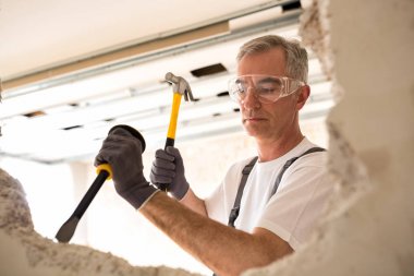 Holding aracı ve şut Alçıpan inşaat işçisi