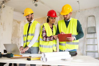 Üç arhitects birlikte çalışan inşaat proje sitesi