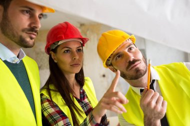 Grup malzemeleri, planları hakkında bazı bilgileri izlerken mimar