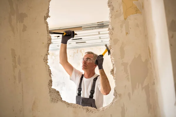 Senior arbetare verktyget på contruction webbplats — Stockfoto