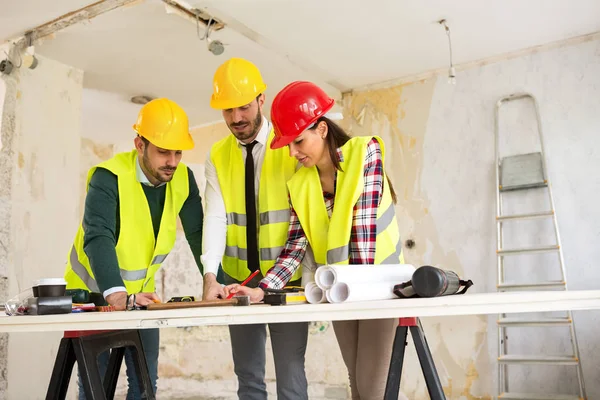 Grupp arkitekter samråda om projektet på konstruktion si — Stockfoto