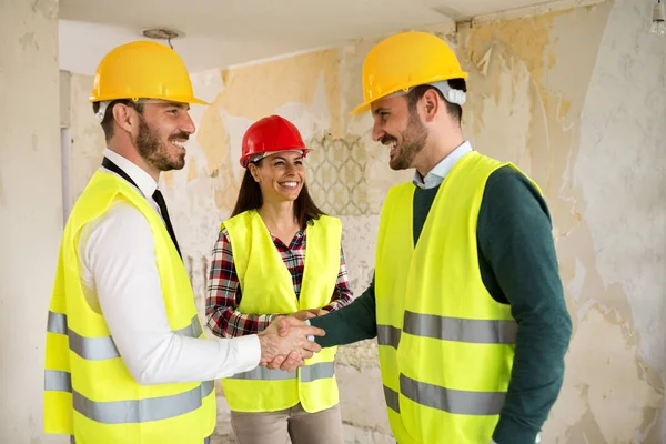 Ingegneri che stringono la mano al cantiere — Foto Stock