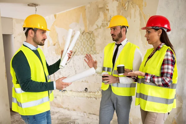 Arquitetos na reunião. Problema da reconstrução do — Fotografia de Stock