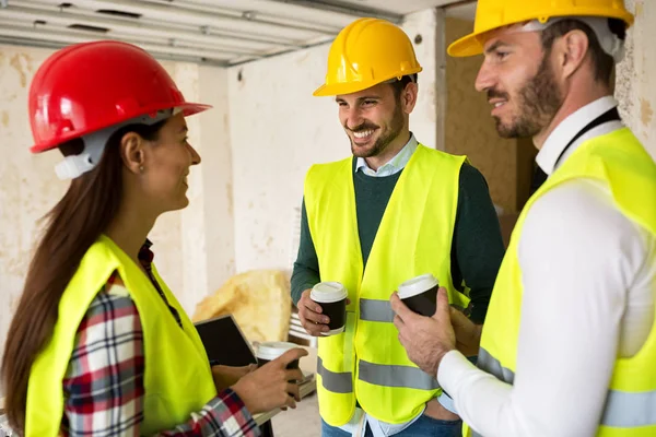 Gruppo di architetti che parla di coffee break in cantiere — Foto Stock