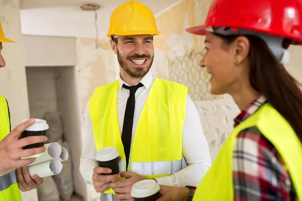 Une équipe d'architectes souriants à la pause café — Photo