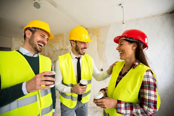 Team di architetti sorridenti alla pausa caffè — Foto Stock