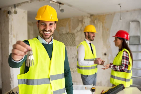 Jeune travailleur tenant la clé, achetant une maison — Photo