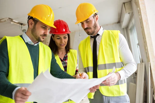 Gruppo di architetti che lavorano a un progetto — Foto Stock