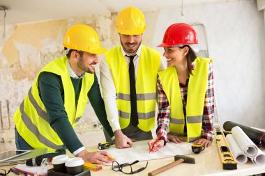 Üç arhitects birlikte çalışan inşaat proje sitesi