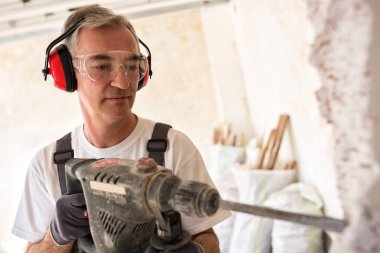 Üst düzey alt matkap kullanarak inşaat sitesinde