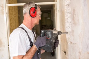 Üst düzey alt matkap kullanarak inşaat sitesinde