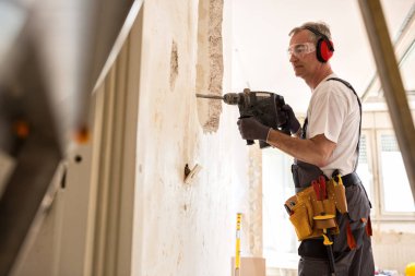 Üst düzey alt matkap kullanarak inşaat sitesinde