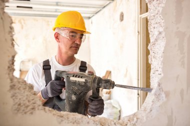 Üst düzey alt matkap kullanarak inşaat sitesinde