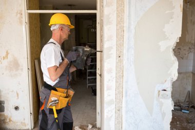 Üst düzey alt matkap kullanarak inşaat sitesinde