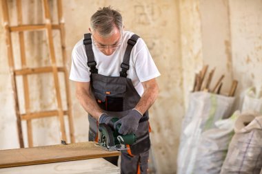 Marangoz kontrplak daire testere ile keser