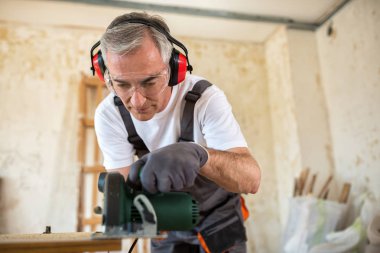 bir marangoz atölyesinde ahşap tahta ile çalışma