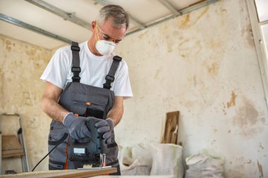 bir marangoz atölyesinde ahşap tahta ile çalışma